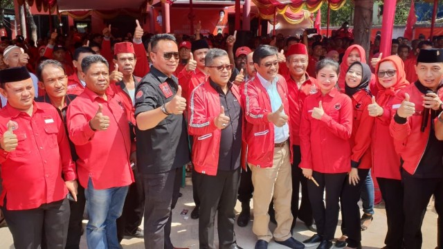 Ketua DPD PDIP Jabar TB Hasanudin menyambut Sekjen Hasto Kristiyanto di Kabupaten Bekasi. (Foto: Fahrian Saleh/kumparan)