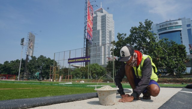 Proses pembangunan markas latihan Persija Jakarta di Wisma Aldiron. (Foto:  Fanny Kusumawardhani/kumparan)