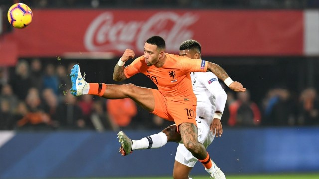 Striker Belanda, Memphis Depay, berebut bola dengan bek Prancis, Presnel Kimpembe. (Foto: Reuters/Stringer)