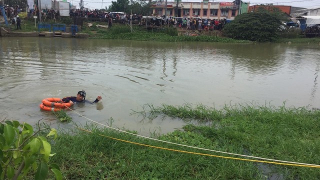Penyelam Korpolairud mengecek deras nya Sungai Kalimalang. (Foto: Reki Febrian/kumparan)