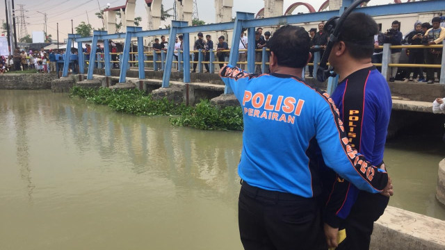 Penyelam Korpolairud mengecek deras nya Sungai Kalimalang. (Foto: Reki Febrian/kumparan)