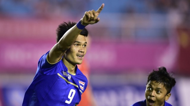 Striker Thailand, Adisak Kraisorn, di Piala AFF 2014. (Foto: AFP/Ed Jones)