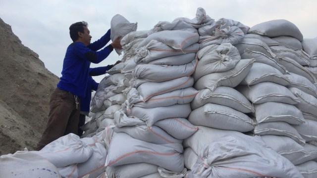 Tumpukan karung pasir untuk persiapan banjir di DKI Jakarta. (Foto: Fachrul Irwinsyah/kumparan)