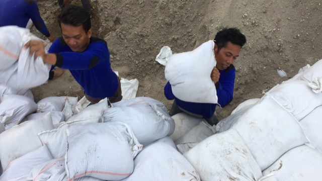 Pasir untuk persiapan banjir di DKI Jakarta. (Foto: Fachrul Irwinsyah/kumparan)