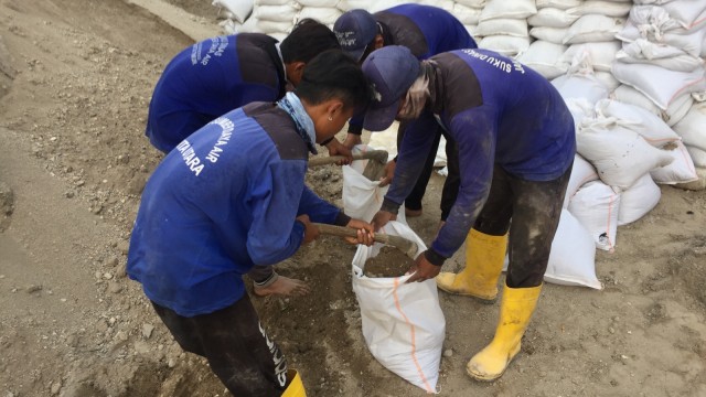 Pasir untuk persiapan banjir di DKI Jakarta. (Foto: Fachrul Irwinsyah/kumparan)