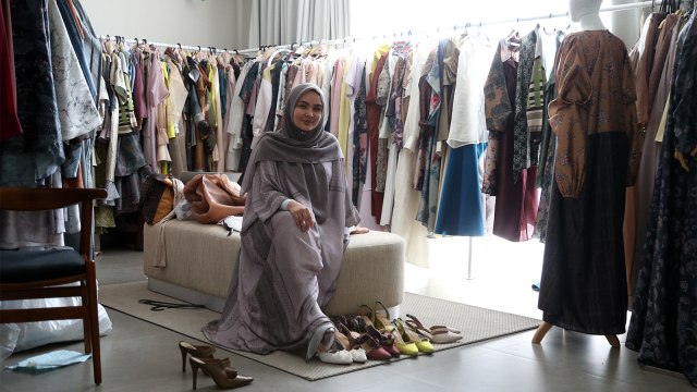 Desainer Ria Miranda duduk di tengah koleksi-koleksi terbarunya untuk Ria Miranda Trunk Show 2019 (Foto: Aditia Noviansyah/kumparan)