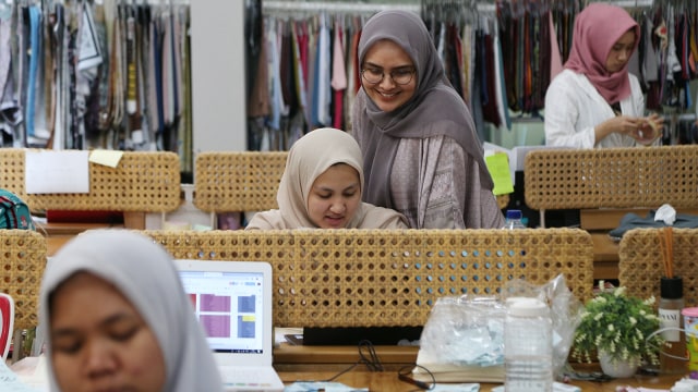 Desainer modest fashion Ria Miranda di tengah ruang kerja bersama dengan salah satu staff-nya (Foto: Aditia Noviansyah/kumparan)