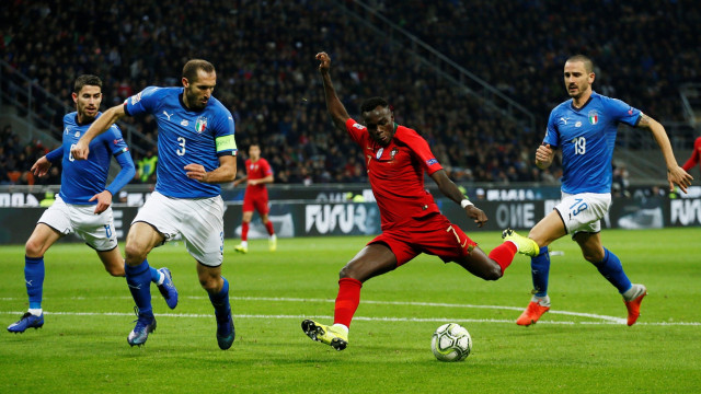 Bruma diadang oleh Giorgio Chiellini dan Leonardo Bonucci saat laga Portugal vs Italia. (Foto: REUTERS/Alessandro Garofalo)