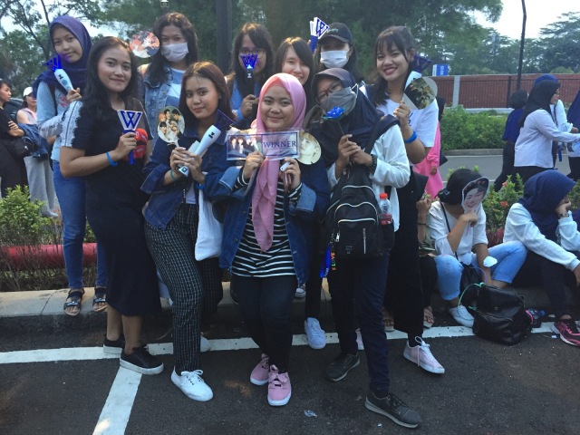 Fans di konser grup K-Pop Winner, Jakarta, Sabtu (17/11). (Foto: Elmalisa Bancin/kumparan)