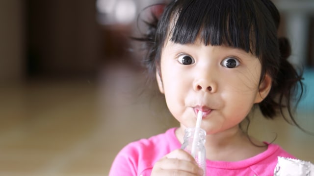 Ilustrasi anak minum soft drink (Foto: Shutterstock)