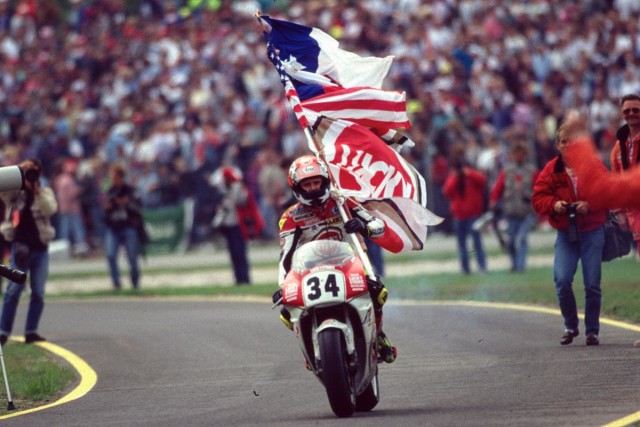 Selebrasi Kevin Schwantz kala menjuarai dunia MotoGP tahun 1993. (Foto: MotoGP)