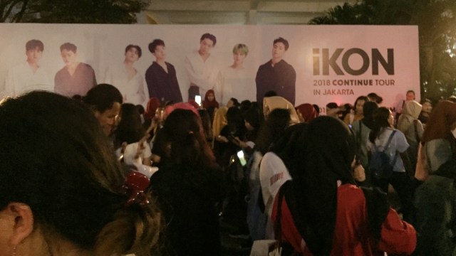 Fans masih mengantre tiket konser iKON di Tennis Indoor Senayan, Jakarta, Minggu (18/11/2018). (Foto: Masajeng Rahmiasri/kumparan)