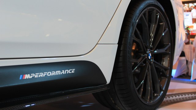 Side sill BMW Seri 5 M Performance Parts (Foto: Aditya Pratama Niagara/kumparanOTO)