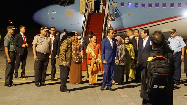 Jokowi dan Iriana tiba di Surabaya dari Papua Nugini, Minggu (18/11/2018). (Foto: Yudhistira Amran Saleh/kumparan)