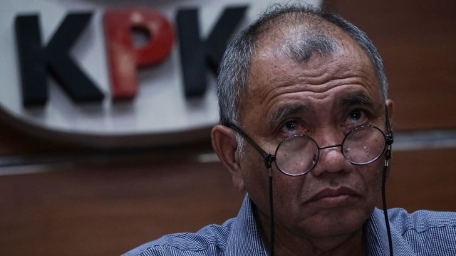 Ketua KPK Agus Rahardjo memberikan keterangan terkait OTT Bupati Pakpak Bharat di KPK, Jakarta, Minggu (18/11/2018). (Foto: Jamal Ramadhan/kumparan)