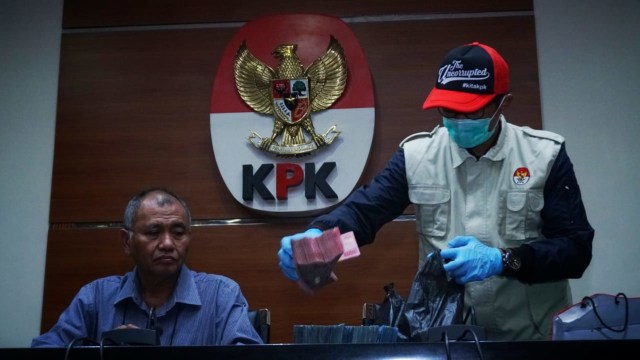 Barang Bukti OTT KPK kasus korupsi Kabupaten Pakpak Bharat. (Foto: Jamal Ramadhan/kumparan)