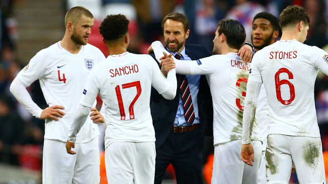 Skuat Inggris merayakan kemenangan. Foto: REUTERS/David Klein