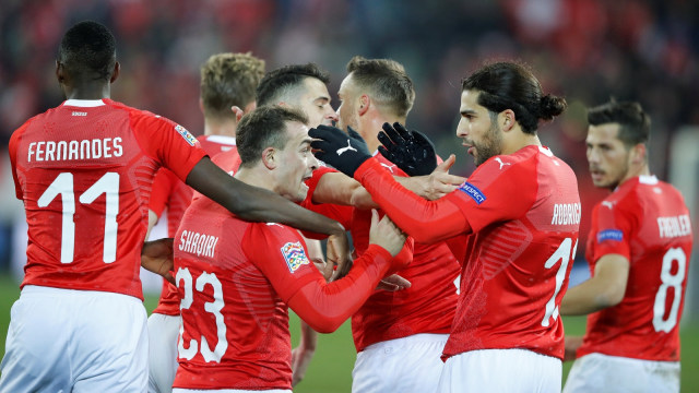 Para pemain Swiss merayakan gol. (Foto: REUTERS/Arnd Wiegmann)