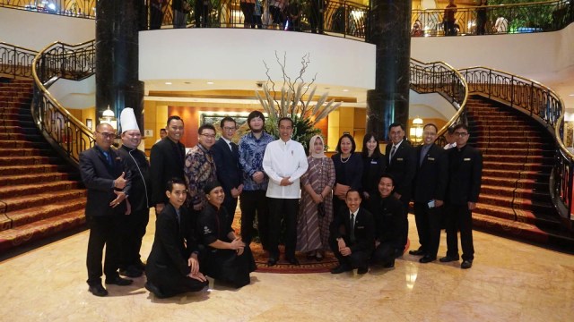 Presiden Jokowi dan Ibu Iriana foto bersama staf hotel sebelum meninggalkan Surabaya. (Foto: Yudhistira Amran Saleh/kumparan)