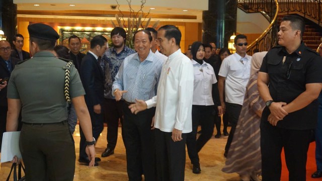 Presiden Jokowi dan Ibu Iriana tinggalkan Surabaya menuju ke Lamongan.
 (Foto: Yudhistira Amran Saleh/kumparan)