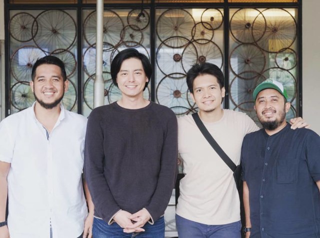 Roger Danuarta bersama Dimas Seto dan suami Dewi Sandra, Agus Rahman (foto: instagram.com/rogerojey)