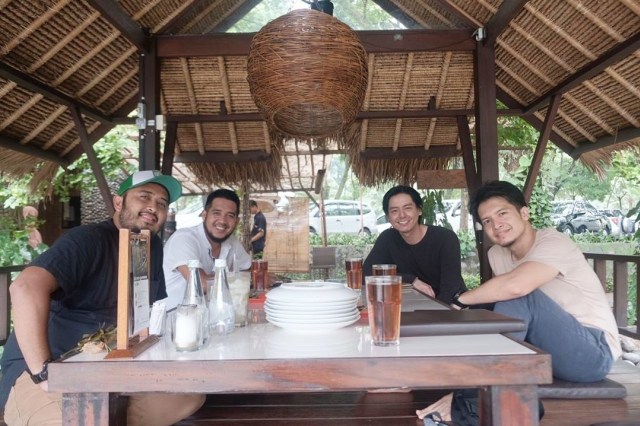 Roger Danuarta bersama Dimas Seto dan suami Dewi Sandra, Agus Rahman (foto: instagram.com/dimasseto_1)