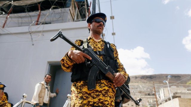 Tentara Houthi di Yaman. Foto: REUTERS/Khaled Abdullah