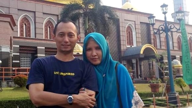 Abdullah Fitri Setiawan, bersama Istri. (Foto: Facebook/ Bayu Yuniarti)