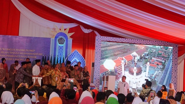 Presiden Joko Widodo meresmikan perubahan nama STIKES Muhammadiyah Lamongan. (Foto: Yudhistira Amran Saleh/kumparan)