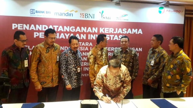 Penandatanganan MoU Pembiayaan Investasi PT Pelindo I dengan sindikasi Bank Mandiri, BRI, BNI dan PT Prima Multi Terminal dengan PT SMI. (Foto: Nicha Muslimawati/kumparan)