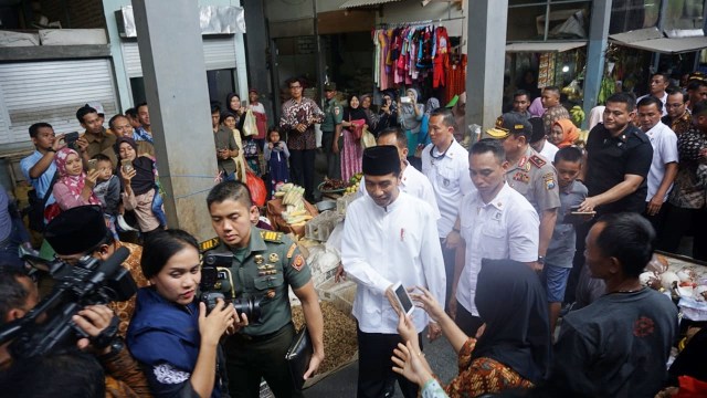 Jokowi cek harga sembako di Pasar Sidoharjo, Lamongan, Jawa Timur, Minggu (19/11/2018). (Foto: Yudhistira Amran Saleh/kumparan)