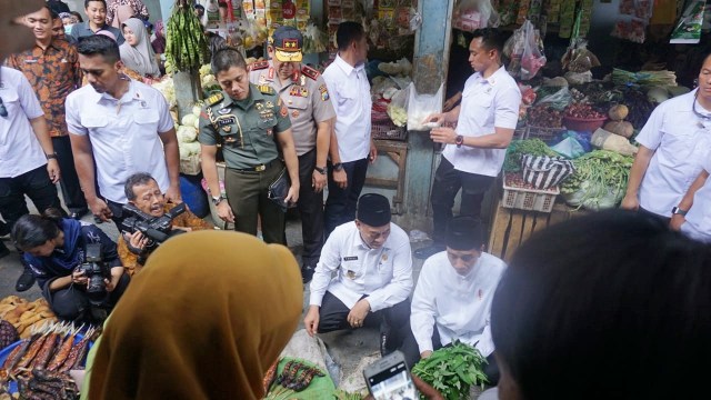 Jokowi cek harga sembako di Pasar Sidoharjo, Lamongan, Jawa Timur, Minggu (19/11/2018). (Foto: Yudhistira Amran Saleh/kumparan)