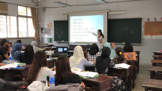 Para TKI mengikuti kelas bahasa Mandarin. (Foto: Arifin Asydhad/kumparan)