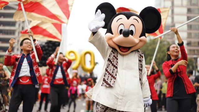 Penampilan unik Mickey Mouse dengan batik di Car Free Day Jakarta (18/11) (Foto: Dok: Disney Indonesia)