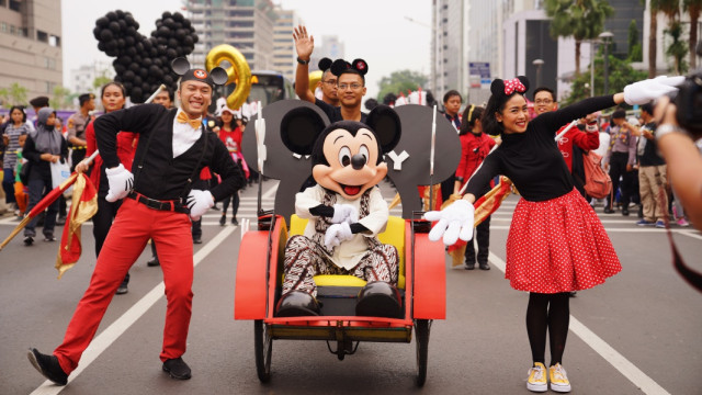 Asyiknya Mickey Mouse naik becak di Car Free Day Jakarta (Foto: Dok: Disney Indonesia)