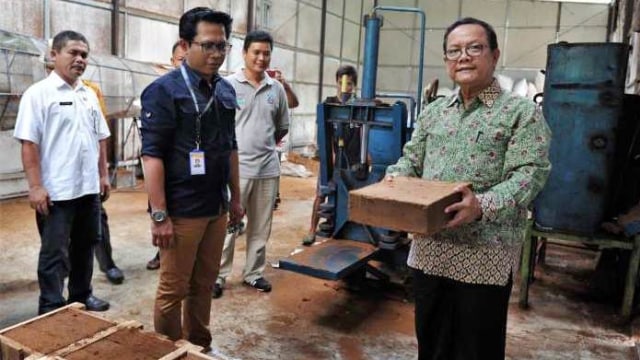 Deputi Kemenkop dan UKM Bid. Restrukturisasi Usaha, Abdul Kadir Damanik (kanan), mengunjungi fasilitas produksi serat kelapa milik Koperasi Produksi Mitra Kelapa, Pangandaran, Jawa Barat.  (Foto: Dok. Dinas Koperasi dan UKM Jabar)