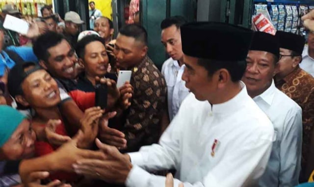 Di Lamongan, Jokowi dan Ibu Negara Borong Cabai Hingga Telur Asin