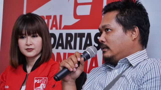 Ketua Umum PSI Grace Natalie bersama Topan Pratama di kantor DPP PSI, Jakarta, Senin (19/11). (Foto: Jamal Ramadhan/kumparan)