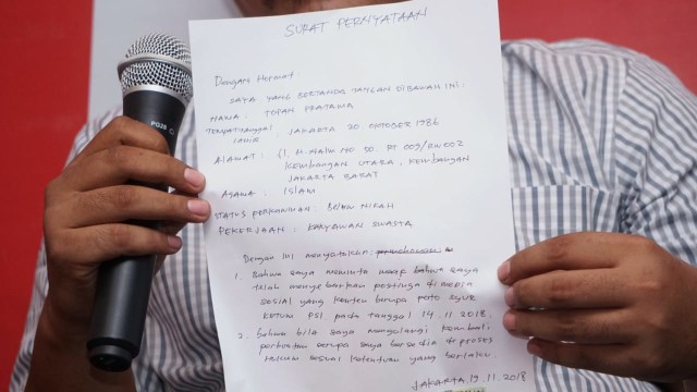 Surat Pernyataan dari Topan Pratama. (Foto: Jamal Ramadhan/kumparan)