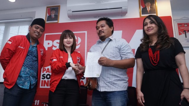 Ketua Umum PSI Grace Natalie (kedua kiri) bersalaman dengan Topan Pratama (kedua kanan) di kantor DPP PSI, Jakarta, Senin (19/11). (Foto: Jamal Ramadhan/kumparan)