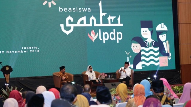 Menag Lukman Hakim Saifuddin dan Menkeu Sri Mulyani Indrawati menghadiri talkshow usai Peluncuran Program Beasiswa Santri LPDP, di Auditorium Kemenag, Jakarta, Senin (12/11) petang. (Foto: Humas Kemenag)