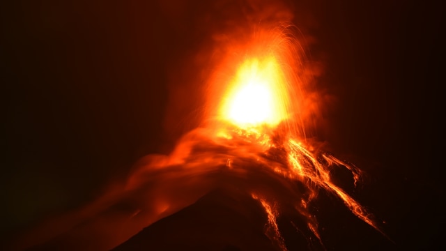 Erupsi Gunung Berapi Fuego di guatemala pada Senin (19/11/18). (Foto: AFP/JOHAN ORDONEZ)