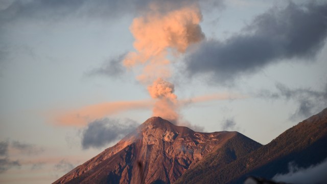 Erupsi Gunung Berapi Fuego di guatemala pada Jumat (16/11/18). (Foto: AFP/JOHAN ORDONEZ)