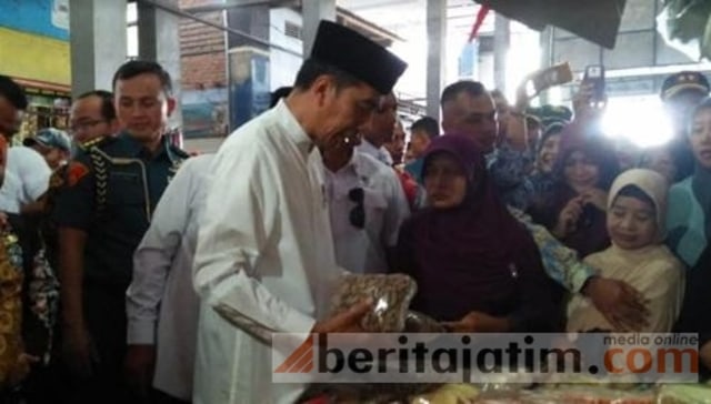 Cek Harga Sembako, Jokowi Blusukan di Pasar Tradisional Sidoharjo Lamongan