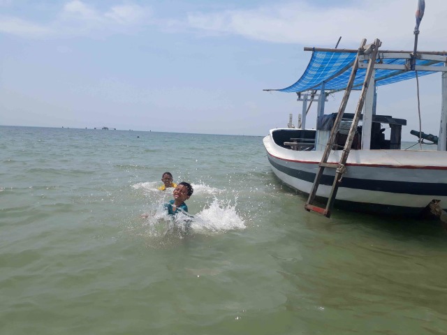 Suka Duka Penyedia Jasa Perahu Di Lokasi Wisata Pantai