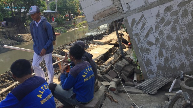 Rumah yang miring akibat tanah amblas di Pademangan, Jakarta Utara. (Foto: Fachrul Irwinsyah/kumparan)