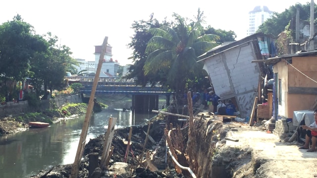 Rumah yang miring akibat tanah amblas di Pademangan, Jakarta Utara. (Foto: Fachrul Irwinsyah/kumparan)