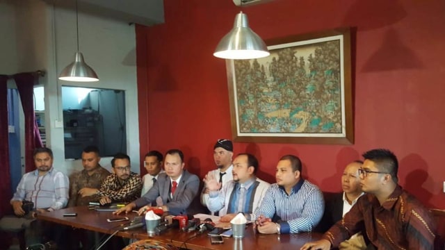 Konferensi pers Ahmad Dhani terkait prosedur penyitaan instagram yang dilakukan oleh Polda Jawa Timur. (Foto:  Darin Atiandina/kumparan)