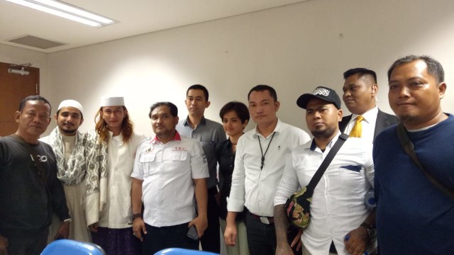 Habib Bahar Smith, Habib Hanif, Habib Novel dan perwakilan instagram berfoto bersama usai dialog terkait penghapusan akun instagram, di Gedung Capital Place, Jakarta Pusat, Selasa (19/11/2018). (Foto: Adhim Mugni M/kumparan)