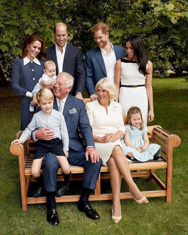 Tingkah Menggemaskan Pangeran Louis pada Foto Keluarga Kerajaan Inggris. (Foto: IG: @the_mountbatten_windsors)